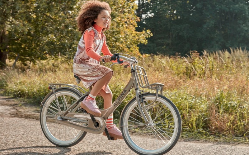 <p>De Alpina Clubb is een echte meidenfiets met fijne prints en softe kleuren, geïnspireerd op de nieuwste fashiontrends. De fietsen hebben een handige achterdrager, maar ook een voordrager waar je een leuke mand of krat op kunt bevestigen. Zo kan je dochter shinen op haar fiets!</p>