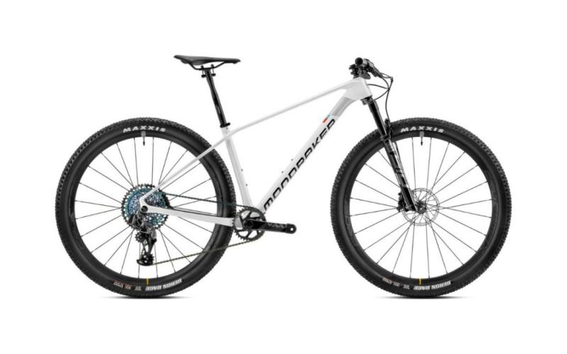 <p>Ben je op zoek naar snelheid en prestaties? De Mondraker Podium RR SL in wit/zilver biedt de perfecte combinatie van geavanceerde technologie en strak design. Met zijn lichte frame en hoogwaardige onderdelen ben je klaar om elke uitdaging aan te gaan. Perfect voor zowel de wedstrijdrenner als de enthousiaste mountainbiker! Klik snel om meer te leren en jouw avontuur te beginnen!</p>
