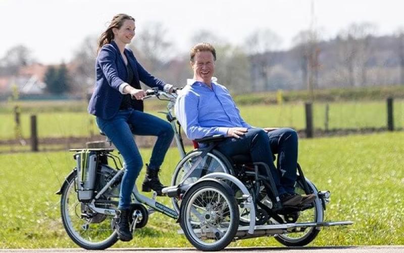 <p>Met een rolstoelfiets wordt het mogelijk om iemand in een rolstoel toch mee te nemen op de fiets. Zo blijft samen eropuit gaan eenvoudig en toegankelijk.</p>
