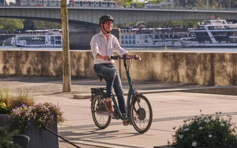 <p>Een fiets met lage instap maakt op- en afstappen eenvoudiger en geeft extra comfort voor wie wat meer stabiliteit nodig heeft.</p>
