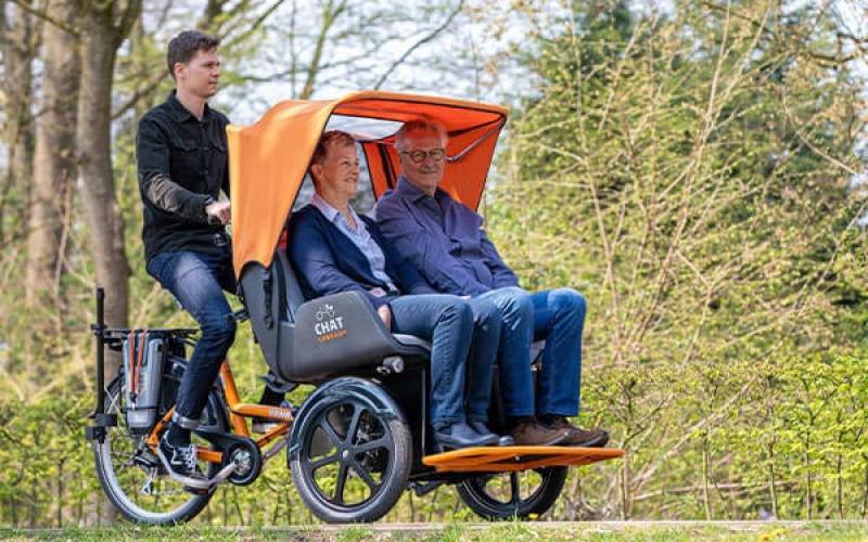 <p>Een transportfiets maakt het mogelijk om samen op pad te gaan met iemand die zelf niet kan fietsen. Zo wordt fietsen weer een gezamenlijke ervaring vol vrijheid en plezier.</p>
