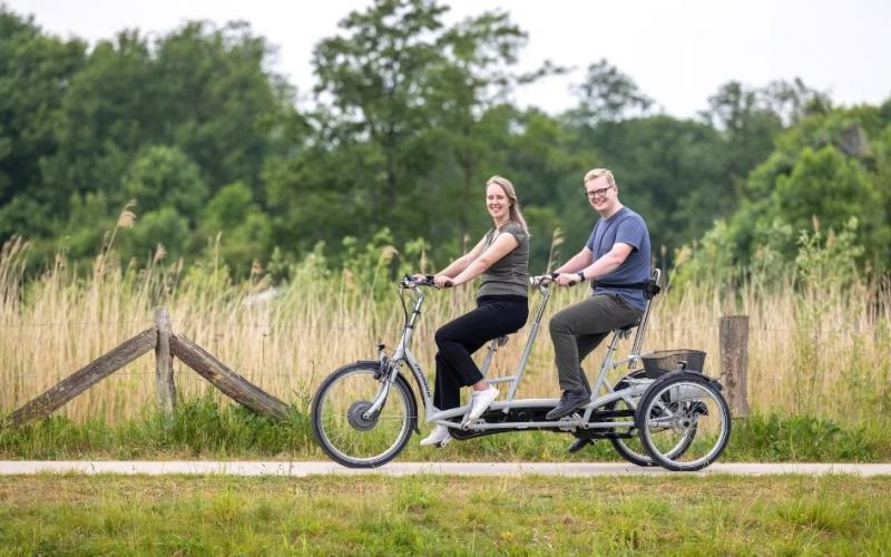 <p>Een tandem maakt het mogelijk om samen te fietsen, ook als zelfstandig fietsen niet (meer) gaat. Zo blijft bewegen en genieten in de buitenlucht voor iedereen toegankelijk.</p>
