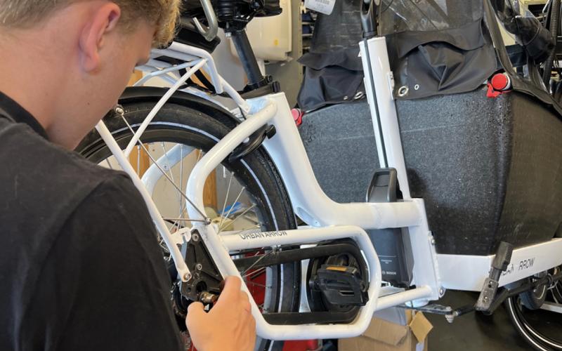 <p>Bij Van der Linden&nbsp;Tweewielers, gevestigd in het hart van Weesp, vindt u een uitgebreid assortiment kwaliteitsfietsen van topmerken zoals Koga, sparta, liv, RIH, Giant,&nbsp;Cortina en nog meer anderen. Sinds onze her opening sins 1 juli 2024 hebben we ons uiterste best gedaan om voor u een mooie winkel&nbsp;en de meest deskundige service te bieden. Of u nu een nieuwe fiets wilt kopen of uw huidige fiets wilt laten onderhouden, ons team staat voor u klaar.</p>
