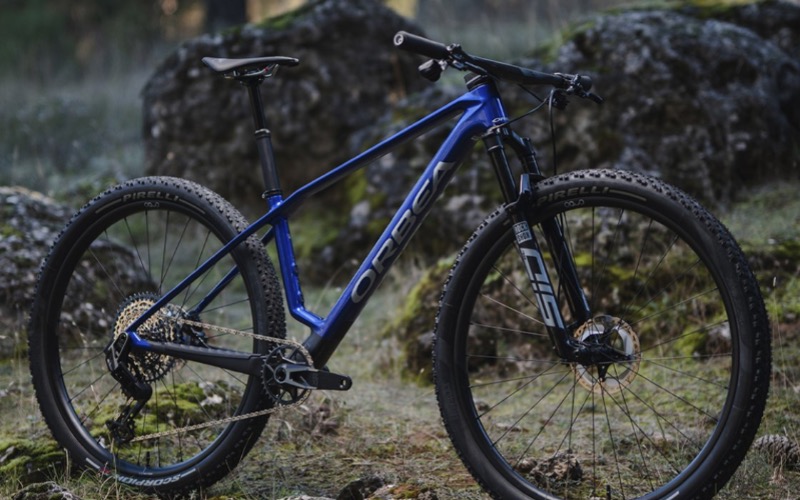 <p>Orbea, het gerenommeerde Spaanse fietsmerk, heeft onlangs een nieuw model van hun populaire Alma mountainbike-serie gelanceerd. De Alma, bekend om zijn lichtgewicht constructie en uitstekende prestaties op cross-country parcoursen, heeft een update gekregen die zowel innovatieve technologie als verbeterde rij-eigenschappen combineert.</p>
